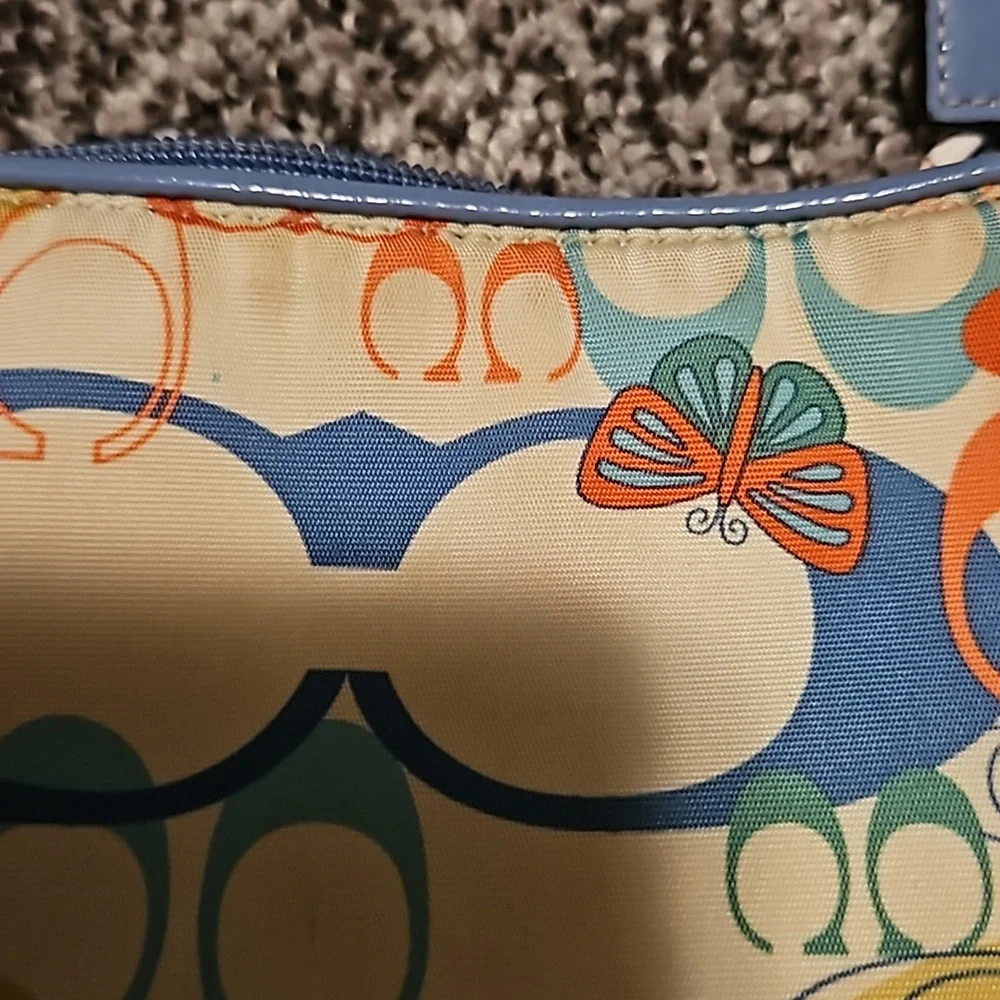Vintage Coach bag. White small purse with the Coach Cs on it and butterflies_2